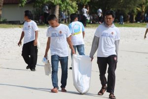 Warga masyarakat antusias melakukan aksi pembersihan sampah di Pantai Tanjung Kelayang, Kabupaten Belitung. Foto : Wisesa/Tropis