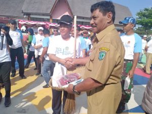 Dirjen PPKL M.R. Karliansyah secara simbolis menyerahkan alat-alat kebersihan pada Bupati Belitung Sahani Saleh sebelum memulai aksi CCU Belitung 2018. Foto : Wisesa/Tropis