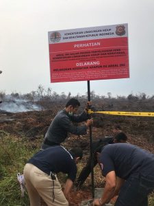 Penyegelan lokasi yang terbakar ini untuk mendukung penegakan hukum karhutla secara tegas agar ada efek jera kepada para pelaku. Foto : Kementerian LHK