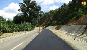 Pelebaran jalan dilakukan dari 6 meter menjadi 7,5 meter sesuai dengan standar jalan nasional dan progres hingga saat ini sepanjang 40,70 km sudah teraspal.  Foto : Kementerian PUPR