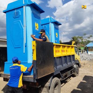 Kembali dikirim sebanyak 149 WC portable dari Surabaya dan 280 set WC knock down yang akan tiba Kamis (16/8/2018). Foto : Kementerian PUPR