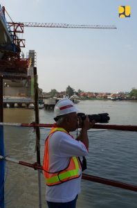 Menteri PUPR Basuki Hadimuljono memantau perkembangan pembangunan Jembatan Musi IV merupakan jembatan tipe Cable Stay Extradosed dan PC U-Girder yang dibangun dengan biaya sebesar Rp553 miliar. Foto : Kementerian PUPR 