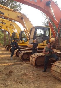 Petugas menyita beberapa excavator yang digunakan PT Laman Mining dalam kegiatan ilegalnya. Foto : Kementerian LHK