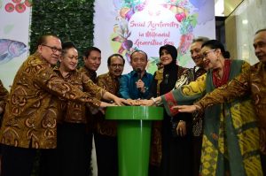 Sekretaris Jenderal KLHK Bambang Hendroyono (di tengah) secara simbolis membuka pameran The 12Th Agrinex Indonesia's Internasional Agribussines Expo. Foto : Kementerian KLHK