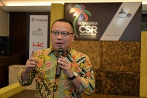 Vice President Communications Astra Agro Tofan Mahdi terima penghargaan sebagai Komunikator CSR Terbaik di ajang Nusantara CSR Awards 2018. Foto : Astra Agro