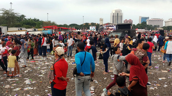 Lantaran di profesionalnya panitia penyelenggara Pesta Rakyat,Forum Untuk Indonesia, di Tugu Monas, sampah berserakakan. Perlu sanksi tegas.