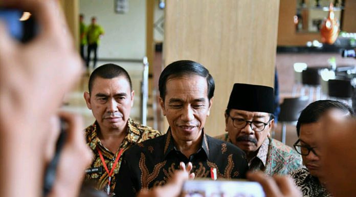 Presiden Joko Widodo senang dan menilai bisnis racun dari ekor kalajengking merupakan usaha yang bisa mendatangkan keuntungan besar.