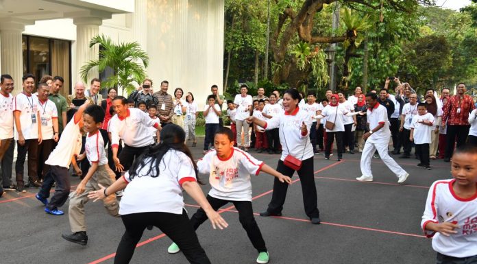 Anak-anak bermain bersama Presiden Joko Widodo di halaman Istana Merdeka.