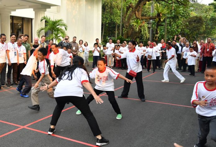 Anak-anak bermain bersama Presiden Joko Widodo di halaman Istana Merdeka.