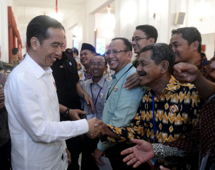 Presiden Joko Widodo bertatap muka dengan nelayan peserta Munas HNSI VII di Istana Negara.