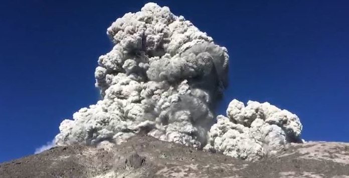 Gunung Merapi masih menunjukkan aktivitas vulkanis biasa.
