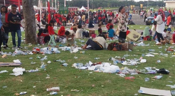 Lantaran ketidak-profesionalan panitia pesta rakyat penyelenggara Monas menjadi lautan sampah