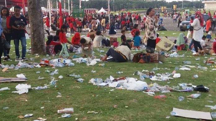 Lantaran ketidak-profesionalan panitia pesta rakyat penyelenggara Monas menjadi lautan sampah