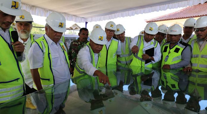 Menteri PUPR Basuki Hadimuljono (kedua dari kiri) memantau perkembangan proyek Sudetan Plangwot-Sedayu Lawas di Kabupaten Lamongan.