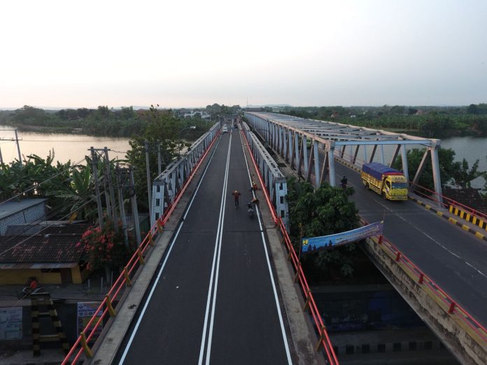 Pemeliharaan Jembatan Cincin Lama dan Baru dilakukan secara rutin oleh BBPJN VIII Ditjen Bina Marga.