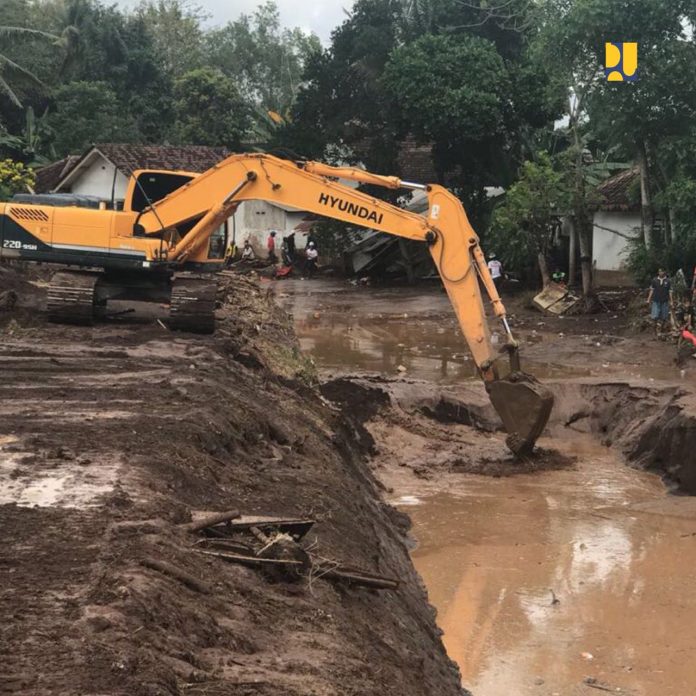 Kementerian Pekerjaan Umum dan Perumahan Rakyat membantu mengatasi masalah banjir di Banyuwangi.