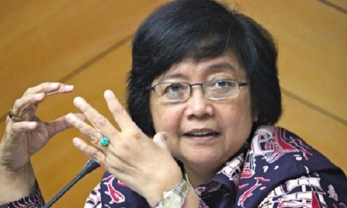 Menteri Lingkungan Hidup dan Kehutanan (KLHK) Siti Nurbaya Bakar sudah langsung turun ke lapangan memantau penanganan kebakaran hutan dan lahan (Karhutla). Foto : Lampungpro.com