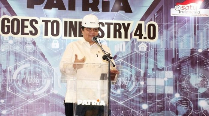 Menperin Airlangga Hartarto memacu industri alat berat di dalam negeri semakin meningkatkan komponen lokalnya. Foto : BreakingNews.co.id