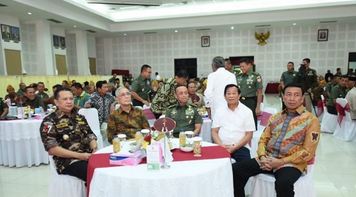 Ketua DPR RI sekaligus Ketua Badan Bela Negara FKPPI Bambang Soesatyo (paling kiri) menghadiri acara Silaturahim KASAD dengan Keluarga Besar TNI di Mabes AD. Foto : Istimewa