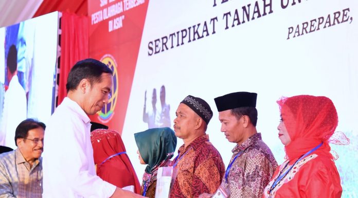 Presiden Joko Widodo sekali lagi menegaskan komitmen pemerintah untuk meningkatkan pelayanan kepada rakyat utamanya dalam hal pertanahan.