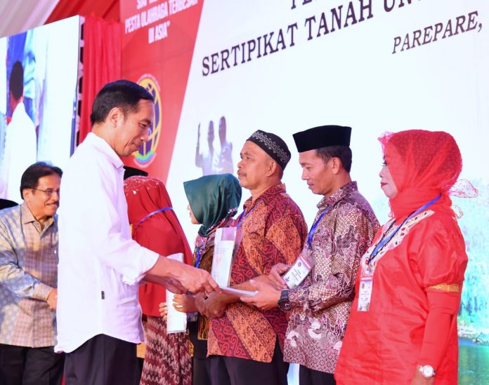 Presiden Joko Widodo sekali lagi menegaskan komitmen pemerintah untuk meningkatkan pelayanan kepada rakyat utamanya dalam hal pertanahan.