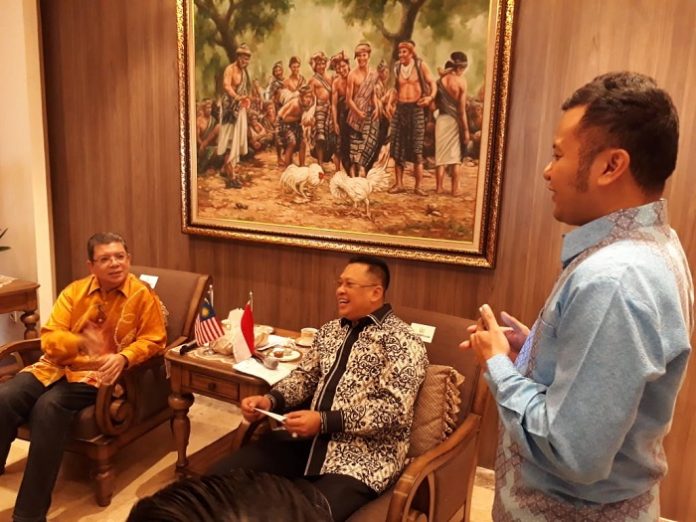 Ketua DPR RI Bambang Soesatyo (kedua dari kanan) berharap Indonesia dan Malaysia punya pendekatan dan strategi yang sama hadapi isu sawit negatif dari Uni Eropa. Foto : Istimewa