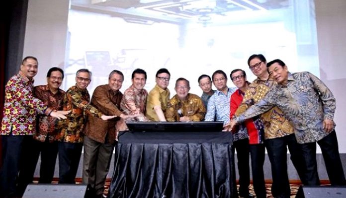 Menteri Koordinator Bidang Perekonomian Darmin Nasution bersama sejumlah menteri dan lembaga terkait meresmikan penerapan Sistem Online Single Submission (OSS). Foto: Istimewa