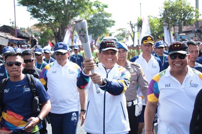 Chef de Mission untuk Indonesia pada Asian Games 2018, Komjen Pol Syafruddin Msi, mengawali kirab obor Asian Games 2018 di Bali. Foto : Tim Media CdM