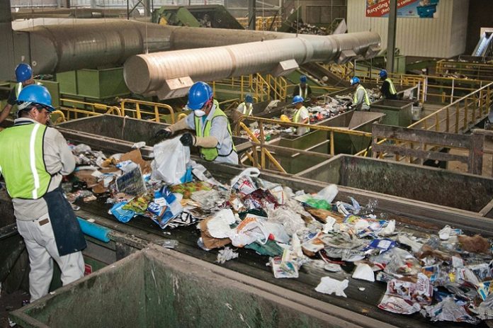 Beijing memutuskan untuk menghentikan membeli sampah dari AS dengan alasan bahwa material yang didaur ulang tersebut telah terkontaminasi. Foto : govtech.com