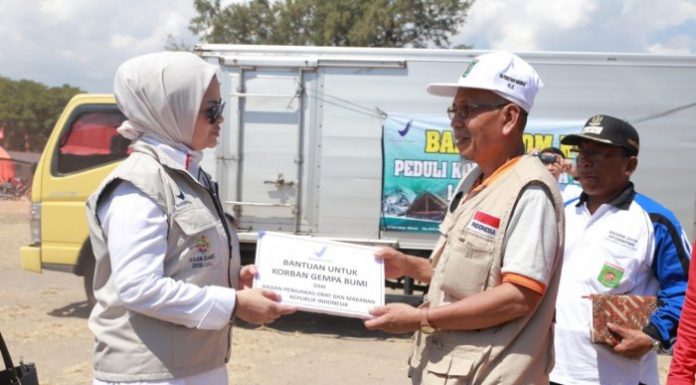 Kepala Badan Pengawas Obat dan Makanan (BPOM) Penny K. Lukito (kiri) memberikan bantuan sekaligus memastikan obat-obatan untuk korban gempa Lombok terjaga mutunya. Foto : Tribunnews.com