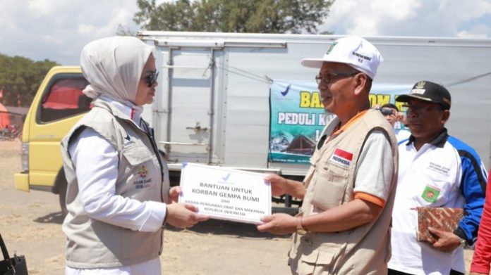 Kepala Badan Pengawas Obat dan Makanan (BPOM) Penny K. Lukito (kiri) memberikan bantuan sekaligus memastikan obat-obatan untuk korban gempa Lombok terjaga mutunya. Foto : Tribunnews.com