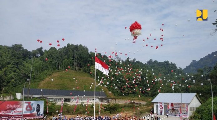 Upacara Hari Ulang Tahun (HUT) Kemerdekaan Republik Indonesia ke-73 di lapangan Pos Lintas Batas Negara (PLBN) Entikong berlangsung semarak. Foto ; Kementerian PUPR