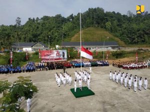 Pengibaran bendera Merah Putih dalam Upacara Hari Ulang Tahun (HUT) Kemerdekaan Republik Indonesia ke-73 di lapangan Pos Lintas Batas Negara (PLBN) Entikong. Foto : Kementerian PUPR
