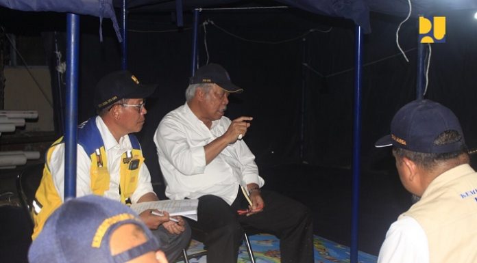 Menteri Pekerjaan Umum dan Perumahan Rakyat Basuki Hadimuljono turun ke lapangan untuk mengawasi dan memberi instruksi jajarannya dalam memperbaiki infrastruktur di Lombok. Foto : Kementerian PUPR