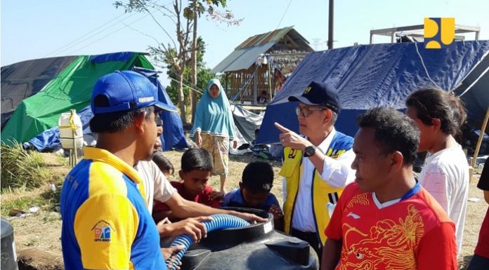Ketersediaan air bersih bagi para pengungsi korban gemba Lombok jadi salah satu prioritas Kementerian Pekerjaan Umum dan Perumahan Rakyat. Foto : Kementerian PUPR