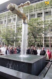 Menteri PUPR Basuki Hadimuljono meresmikan landmark baru di kampus Kementerian PUPR berbentuk kran air sebagai bagian penataan kawasan Kampus PUPR menjadi ruang terbuka hijau. Foto : Kementerian PUPR