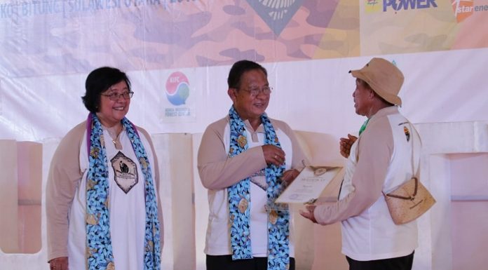 Menteri LHK Siti Nurbaya dan Menko Bidang Perekonomian Darmin Nasution memberi penghargaan pada insan-insan yang aktif dalam usaha konservasi alam. Foto : Kementerian LHK