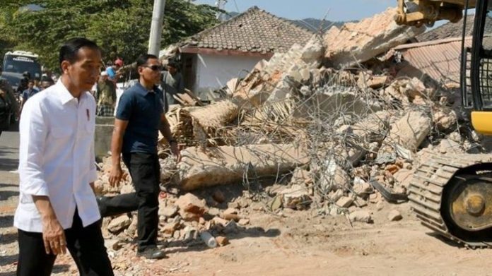 Presiden Joko Widodo mencanangkan akan membangun sekitar 74.000 rumah tahan gempa menggantikan rumah yang rusak di Pulau Lombok. Foto : Tribunnews.com