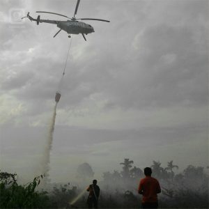 Patroli udara dan pemadaman udara (water bombing) juga dilakukan, baik oleh pesawat heli KLHK, BNPB, dan perusahaan yang tergabung dalam satgas udara. Foto : Kementerian LHK