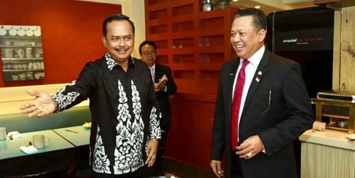 Ketua DPR RI Bambang Soesatyo (kanan) bertemu Dubes RI untuk Singapura, H.E I Gede Ngurah Swajaya, saat melakukan kunjungan kerja ke Singapura. Foto : Tilik.ID
