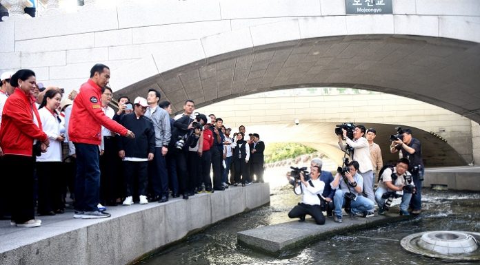 Presiden Joko Widodo mengagumi kebersihan Sungai Cheonggyecheon di Seoul. Foto : Sekretariat Kabinet