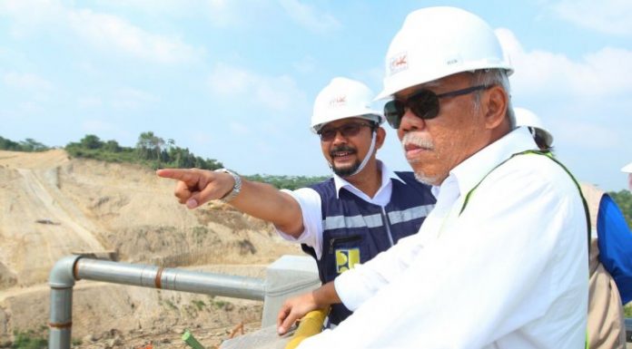 Menteri PUPR Basuki Hadimuljono akan selesaikan tujuh proyek irigasi untuk meningkatkan produksi padi Indonesia. Foto : tribunnews.com