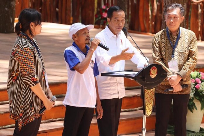 Beberapa perwakilan masyarakat yang diundang Presiden Joko Widodo untuk naik ke atas panggung juga menuturkan bahwa mereka memperoleh manfaat ekonomi dari produk hasil hutan bukan kayu (HHBK). Foto : Kementerian LHK