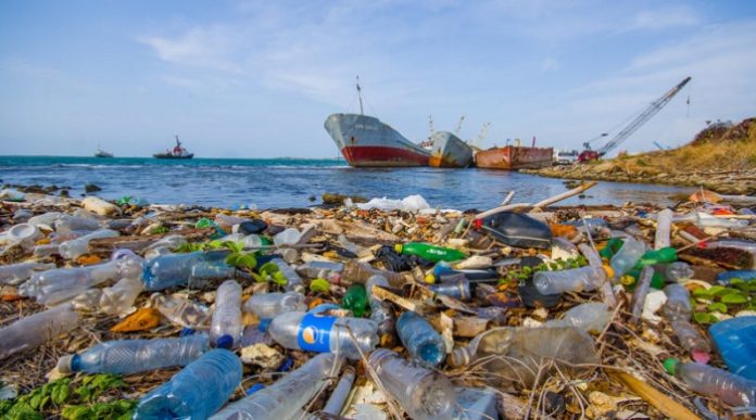 Sampah plastik menjadi ancaman serius bagi lingkungan secara global. Foto : Sampah Muda