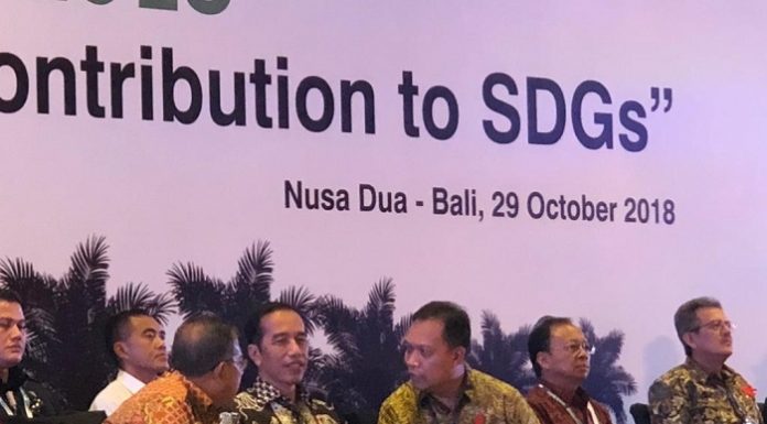 Presiden Joko Widodo (tengah) berdiskusi dengan Ketua Umum GAPKI Joko Supriyono dan Menko Perekonomian Darmin Nasution saat pembukaan IPOC 2018 di Nusa Dua, Bali. Foto : GAPKI