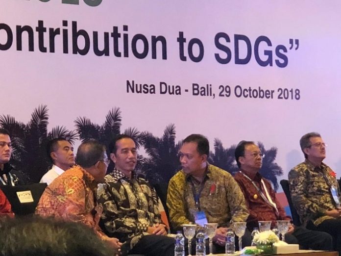 Presiden Joko Widodo (tengah) berdiskusi dengan Ketua Umum GAPKI Joko Supriyono dan Menko Perekonomian Darmin Nasution saat pembukaan IPOC 2018 di Nusa Dua, Bali. Foto : GAPKI