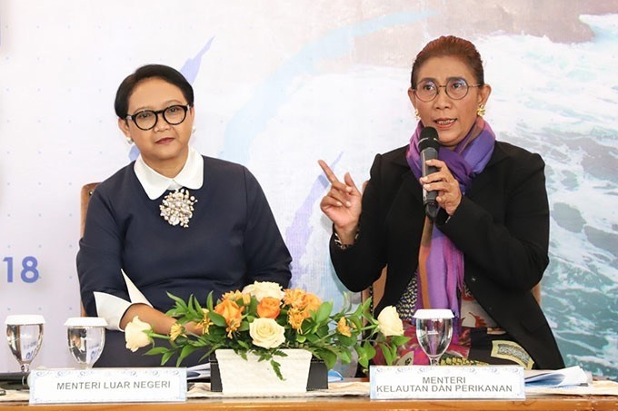 Menteri Kelautan dan Perikanan Susi Pudjiastuti (kanan) menegaskan ingin melacak komitmen-komitmen yang diberikan selama OOC 2018 berlangsung. Foto : Darilaut.id