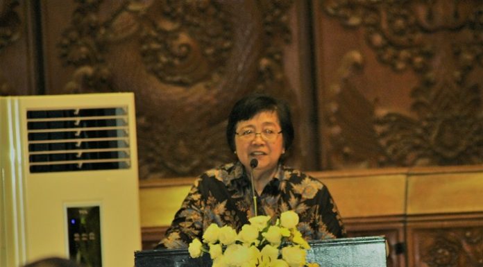 Menteri Lingkungan Hidup dan Kehutanan Siti Nurbaya bertindak tegas terhadap pelaku perusak hutan di Tabah Air. Foto : Jos/tropis.co