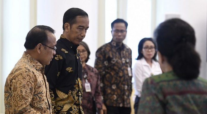 Presiden Joko Widodo (kedua kiri) didampingi Mensesneg Pratikno (kiri) bersiap memimpin rapat terbatas terkait persiapan Our Ocean Conference (OOC) di Istana Bogor, Jawa Barat, Senin (22/10/2018). Foto : Antara
