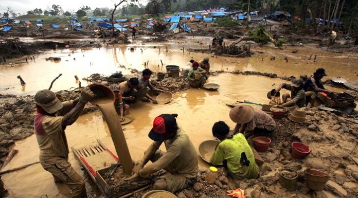 Terjadi kerusakan lingkungan yang mengkhawatirkan akibat penambangan emas tak terkendali di Gunung Botak. Foto : Reuters